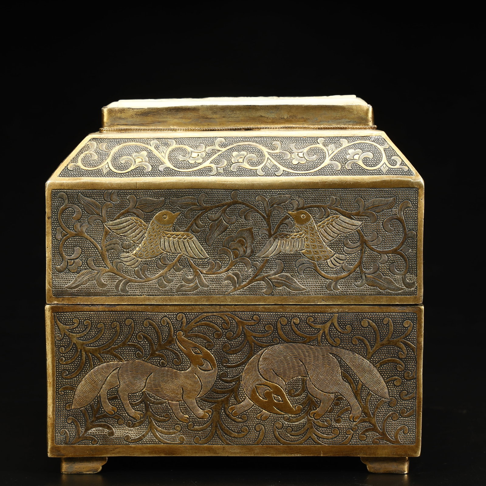 A beautiful copper gilt engraved square box with bird and beast patterns: Exquisite copper gilt engraved bird and beast pattern square box SIZE: H:13cm L: 13cm W:12cm W:1.1kg (The Dimensions Of All Batches Are Manually Measured.If You Need More Detailed Information, Please 