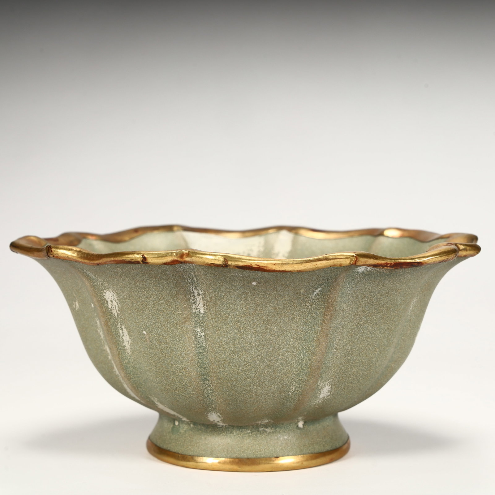 A Song Dynasty celadon bowl with floral rim and gilded edge: Song Dynasty celadon bowl with floral rim and gilded edge SIZE: H:7.5cm L: 17cm W:17cm W:461g (The Dimensions Of All Batches Are Manually Measured.If You Need More Detailed Information, Please Contact