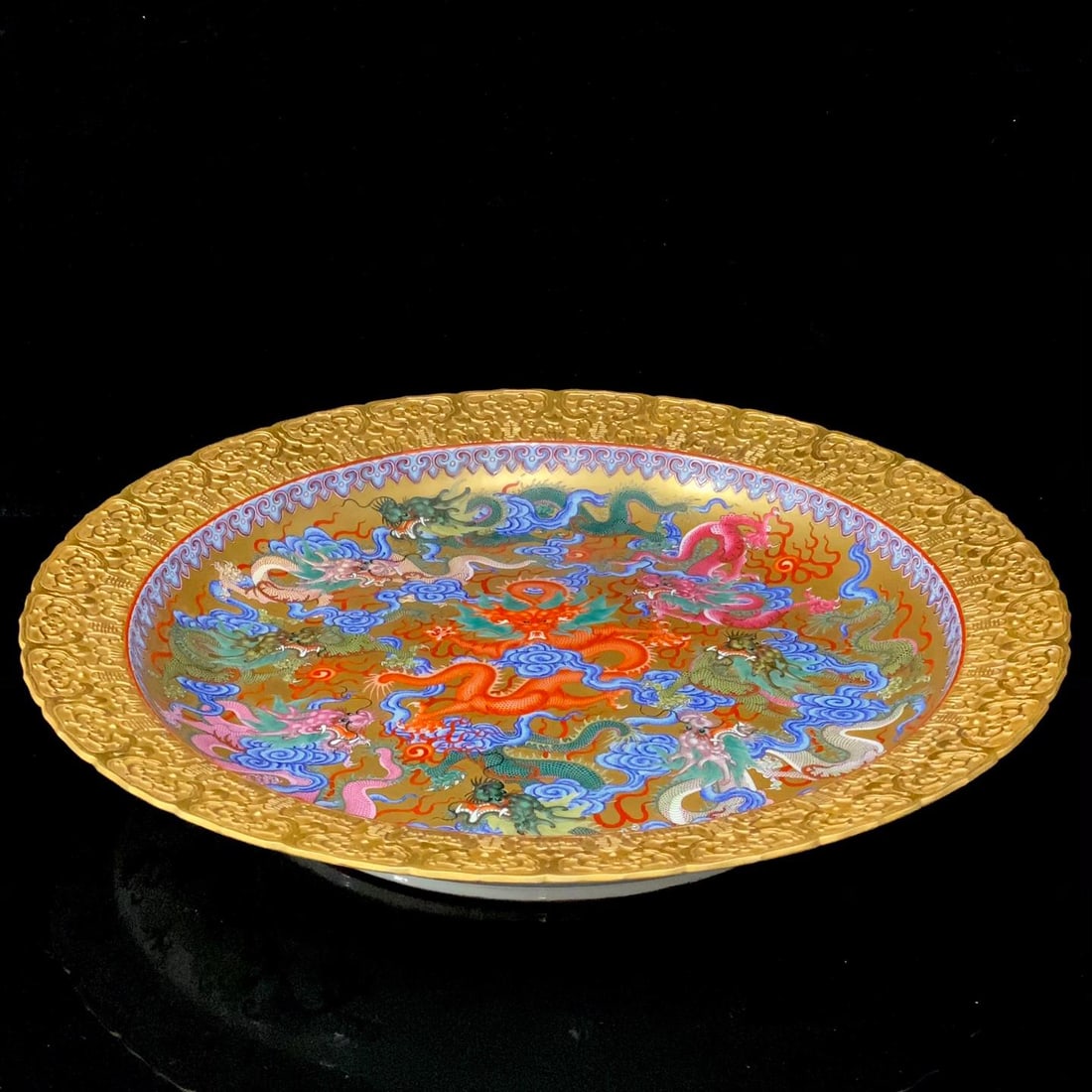 A finely crafted gold-ground engraved plate with a golden ground and a Nine-Dragon appreciation (1 of 9)
