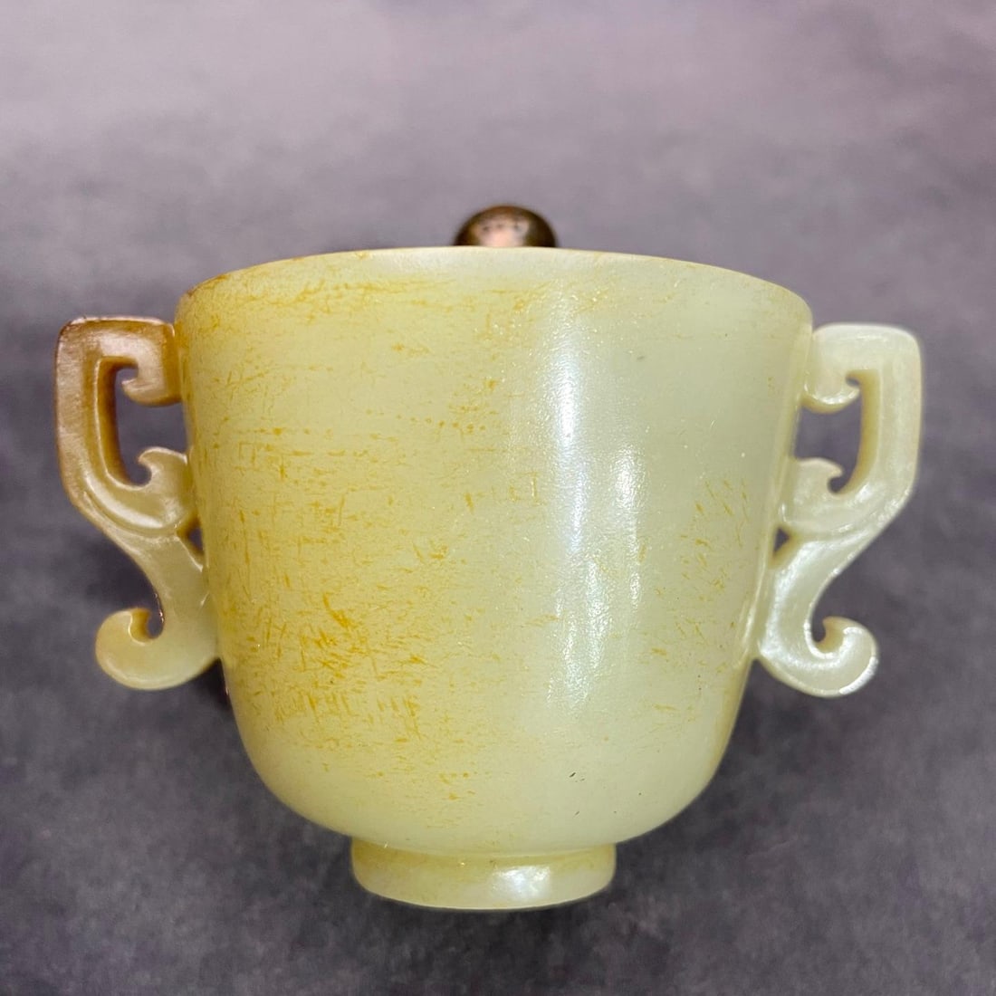 A beautiful Hetian jade double-handled master cup: Exquisite Hetian jade double-handled master cup Size:53x60mm W: 0.082 kg (The Dimensions Of All Batches Are Manually Measured.If You Need More Detailed Information, Please Contact Our Customer Service