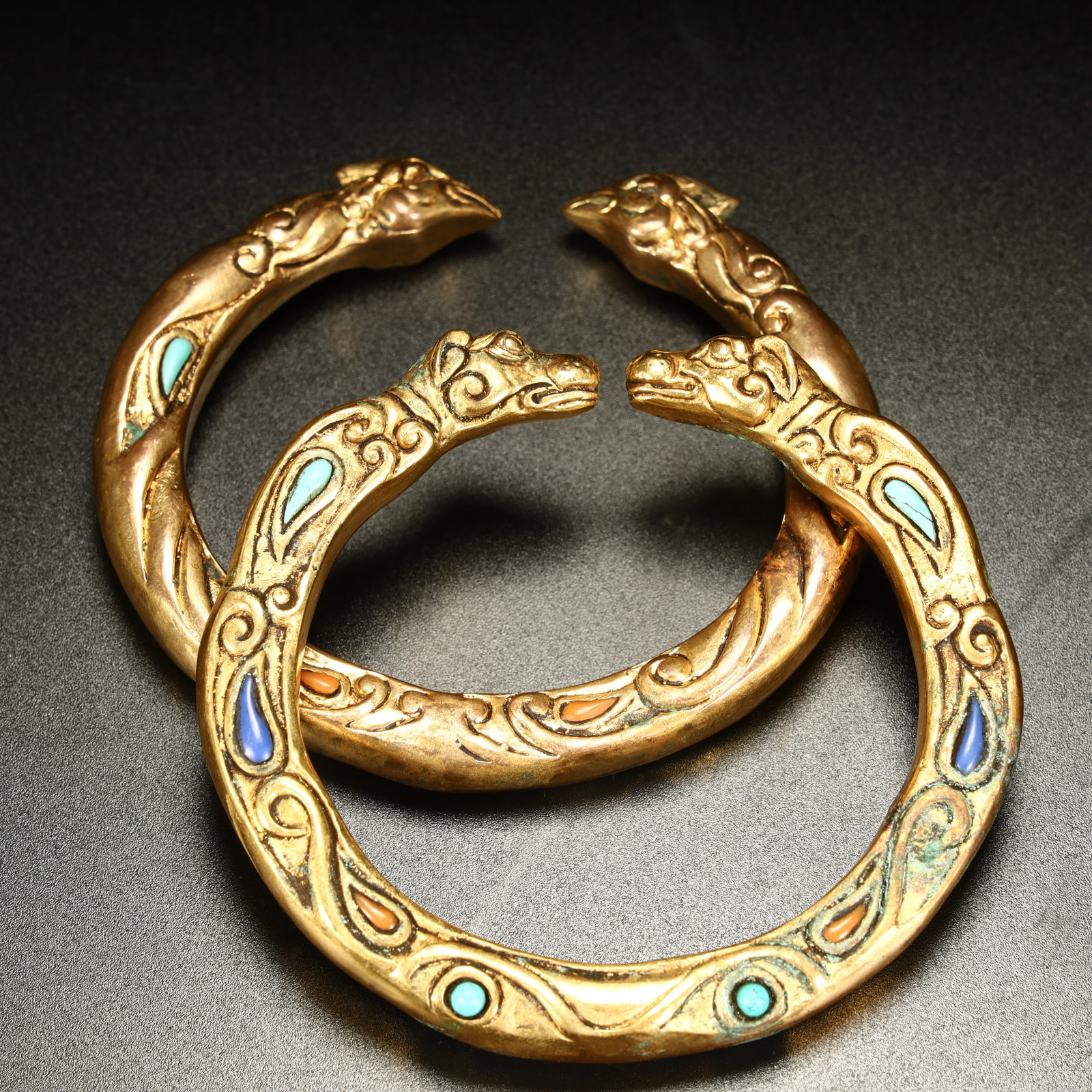 A finely crafted bronze gilt inlaid beast head bracelet: Exquisite bronze gilt inlaid beast head bracelet SIZE: L: 8.5cm W:8cm W:293g (The Dimensions Of All Batches Are Manually Measured.If You Need More Detailed Information, Please Contact Our Customer Ser