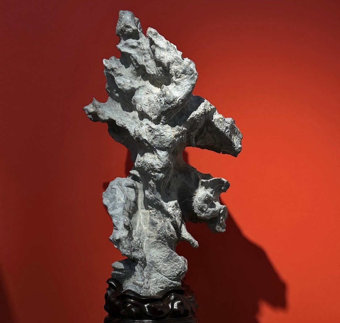 A beautiful Lingbi stone Qinggong: Exquisite Lingbi stone Qinggong Size: H: 95 cm x T: 42 cm x T: 40 cm (The Dimensions Of All Batches Are Manually Measured.If You Need More Detailed Information, Please Contact Our Customer Service Bef
