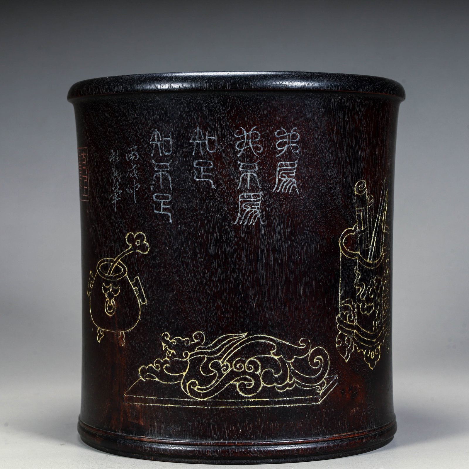 A Qing Dynasty rosewood brush holder inlaid with silver thread and ancient patterns: A Qing dynasty rosewood brush holder inlaid with silver thread and ancient patterns Size: H:17.5cm L: 17cm W:17cm W:1998.5g (The Dimensions Of All Batches Are Manually Measured.If You Need More Detail