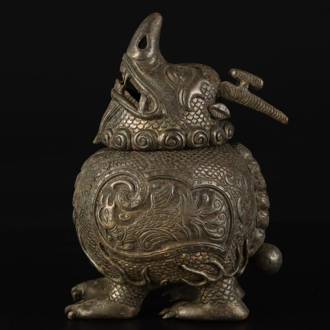 A beautifully crafted beast-shaped incense burner: Exquisite beast-shaped incense burner Size: H: 16 cm x T: 11 cm W: 0.323 kg (The Dimensions Of All Batches Are Manually Measured.If You Need More Detailed Information, Please Contact Our Customer Serv