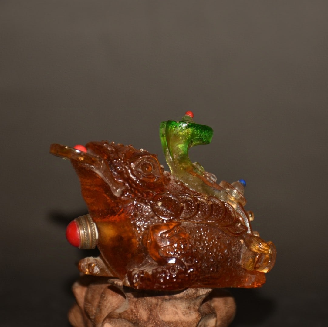 A finely crafted glass carved gold toad snuff bottle inlaid with turquoise gems: Exquisite glass carving inlaid with turquoise gemstones for a golden toad snuff bottle Size:L:9cm W:5.5cm H:6cm W:0.191kg (The Dimensions Of All Batches Are Manually Measured.If You Need More Detailed