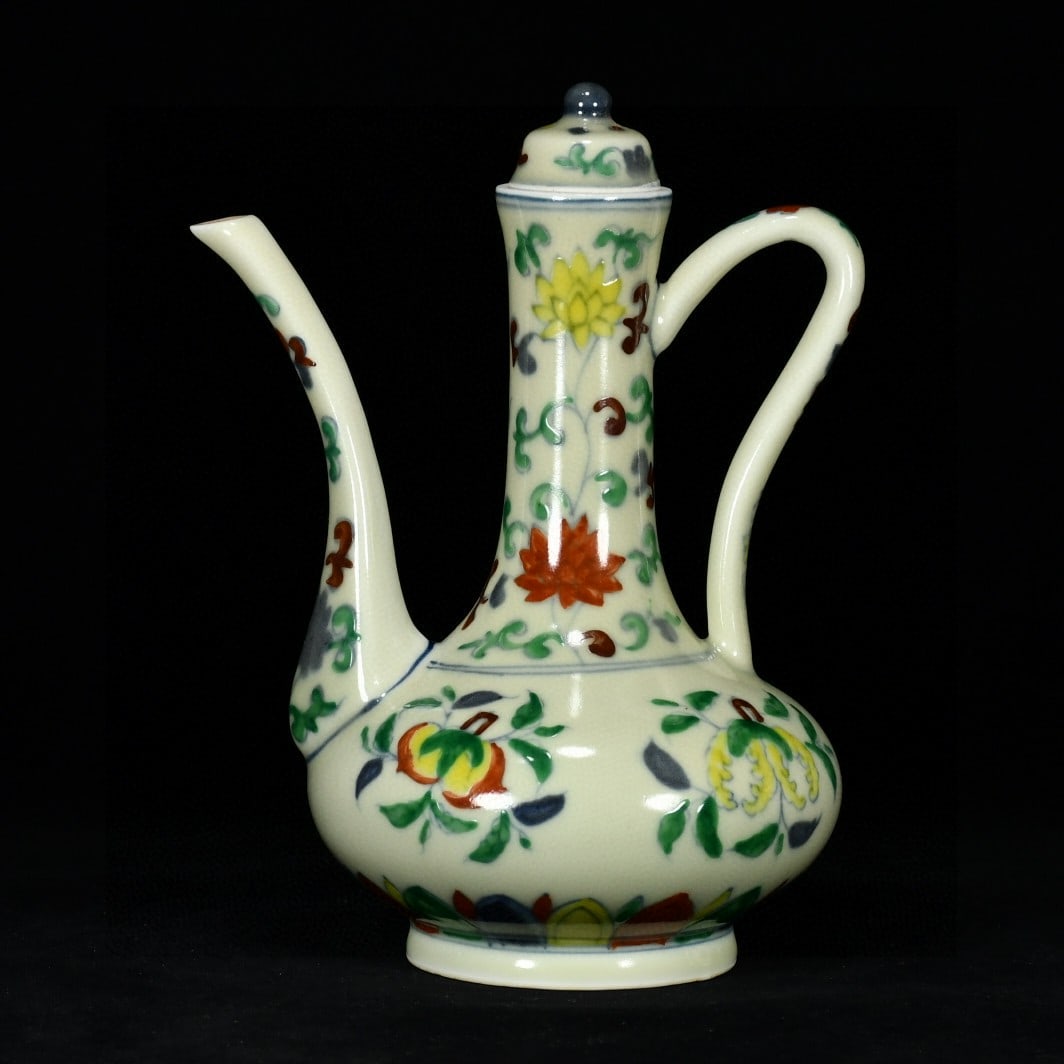A Ming Dynasty Chenghua period teapot with three more patterns of doucai: A three-patterned doucai (three-patterned) teapot from the Chenghua period of the Ming Dynasty Size:22x18cm (The Dimensions Of All Batches Are Manually Measured.If You Need More Detailed Information, 