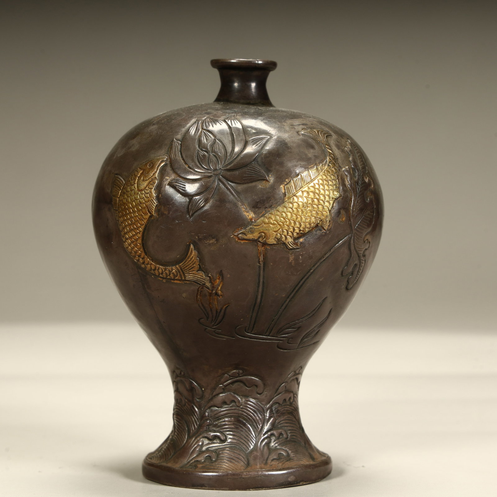 A Qing Dynasty plum vase with silver inlaid gold and continuous annual patterns: A Qing dynasty silver-inlaid gold plum vase with continuous lingering patterns for years SIZE: H:11cm L: 8cm W:8cm W:149g (The Dimensions Of All Batches Are Manually Measured.If You Need More Detailed