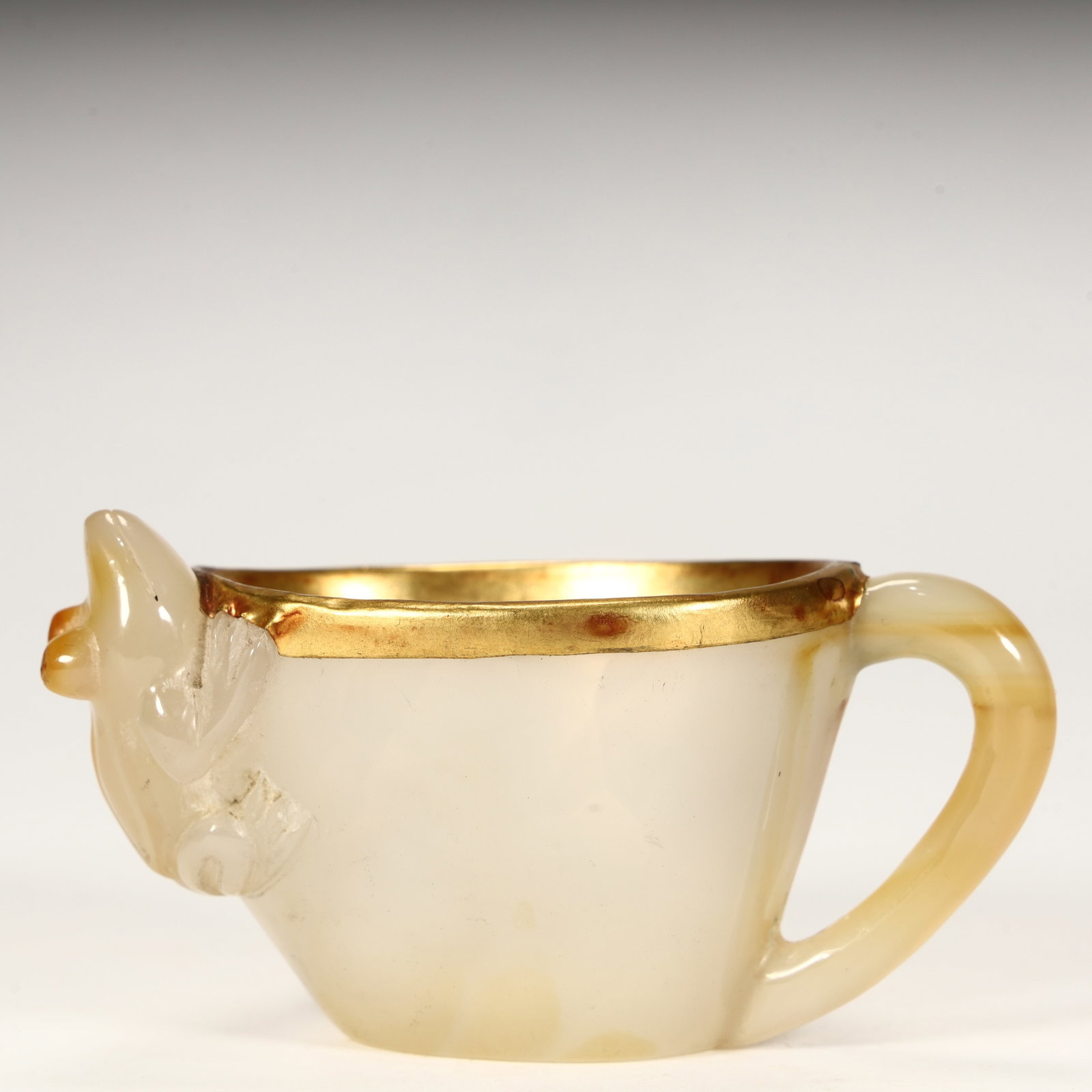 A Tang Dynasty agate gilt cup with auspicious beast patterns: A Tang dynasty agate gilt cup with auspicious beast patterns SIZE: H:6cm L: 10cm W:6cm W:138.5g (The Dimensions Of All Batches Are Manually Measured.If You Need More Detailed Information, Please Conta