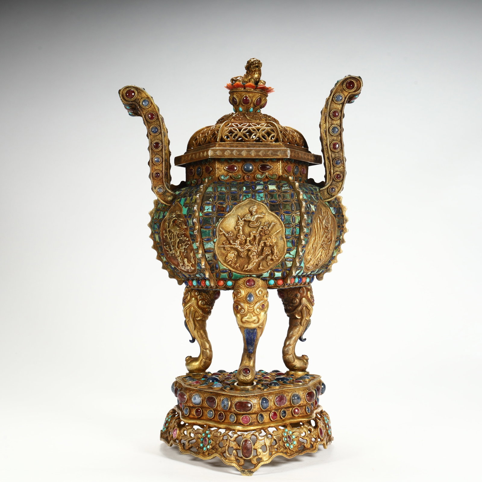 A Qing Dynasty bronze gilt inlaid with a treasure and a tri-legged incense burner with a rare beast: A Qing Dynasty bronze gilded three-legged incense burner with a hundred treasures and auspicious beast knobs SIZE: H:30cm L: 18.5cm W:13cm W:2.9kg (The Dimensions Of All Batches Are Manually Measured.