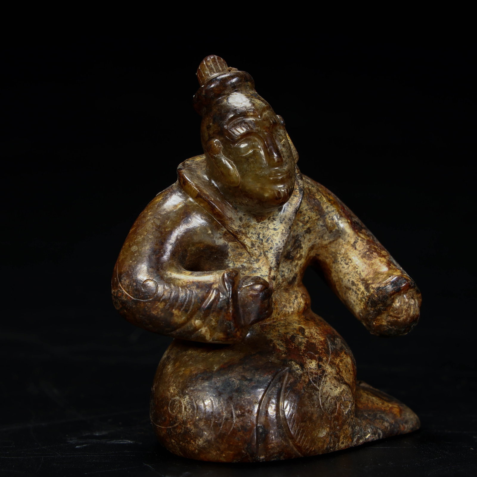 A finely crafted jade kneeling figurine - 2