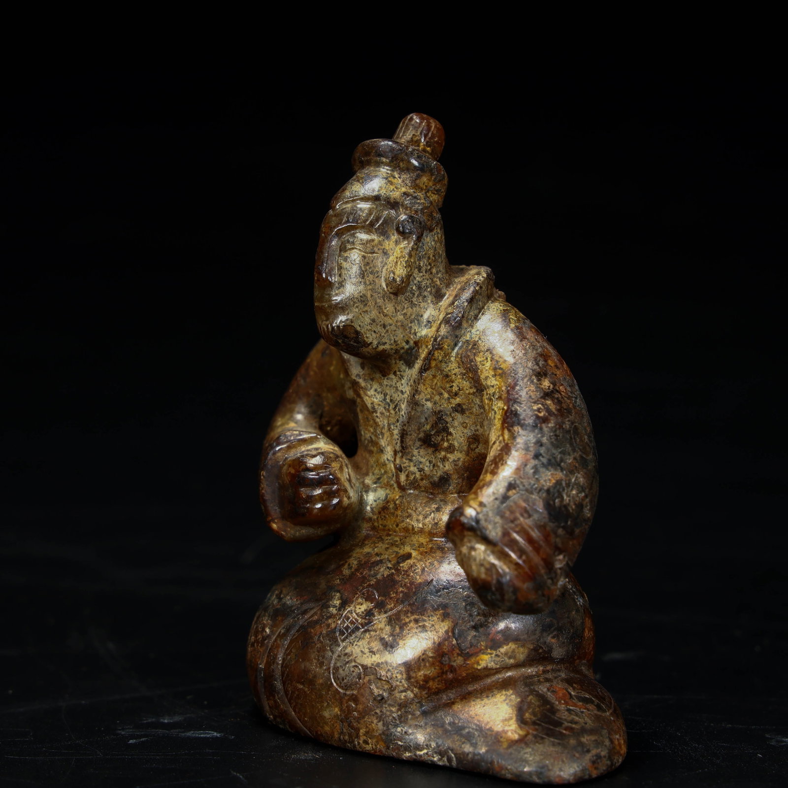 A finely crafted jade kneeling figurine - 3