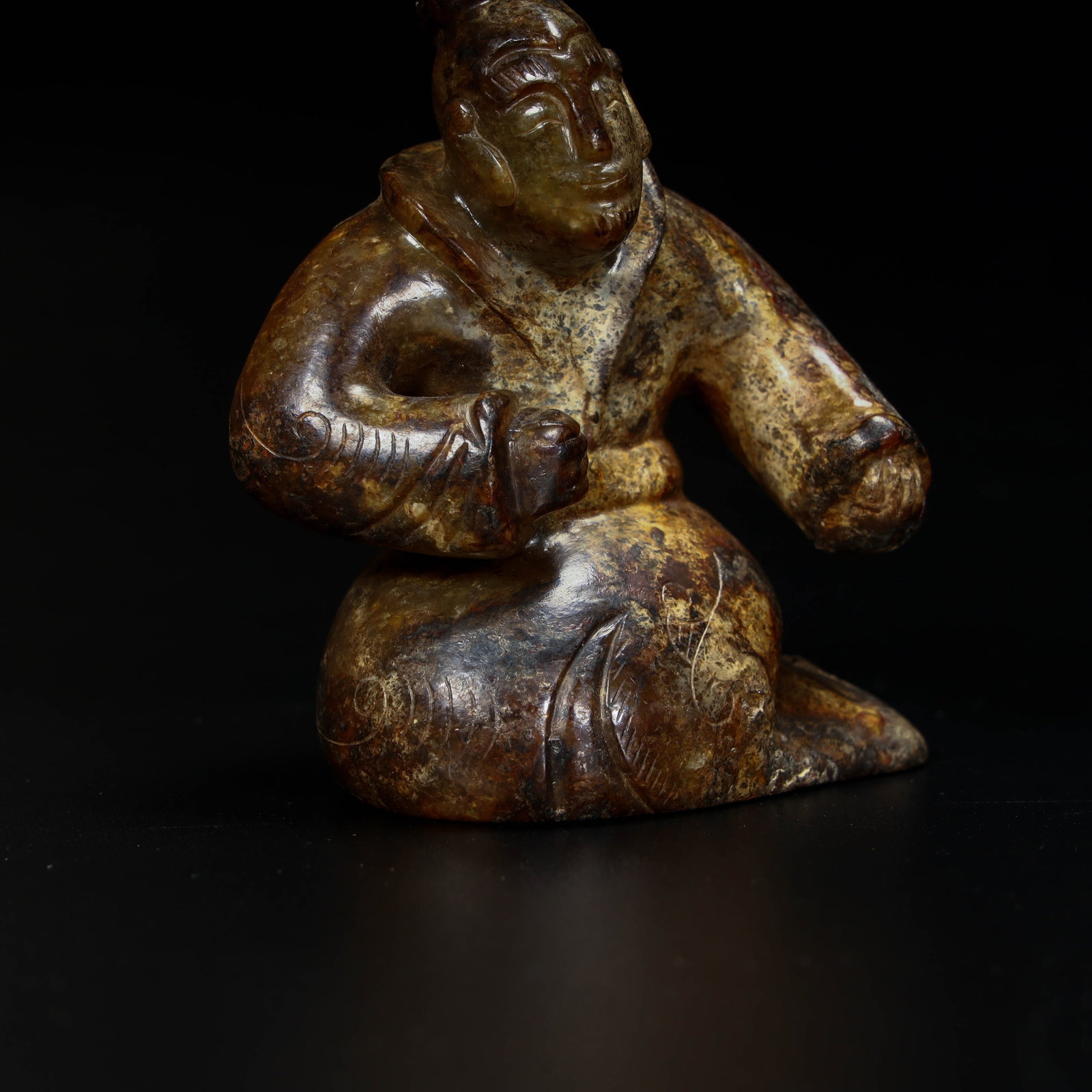 A finely crafted jade kneeling figurine - 8