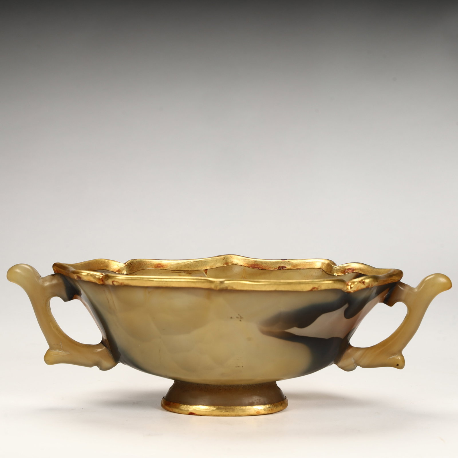 A Tang Dynasty agate gilt double-handled cup: A Tang dynasty agate gilt double-handled cup SIZE: H:6cm L: 18.5cm W:10cm W:232g (The Dimensions Of All Batches Are Manually Measured.If You Need More Detailed Information, Please Contact Our Customer
