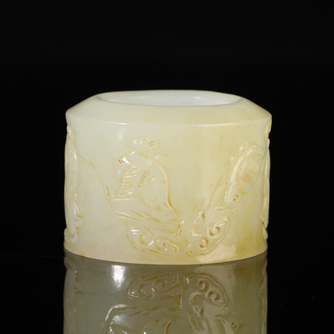 A beautiful Hetian jade finger piece (1 of 9)