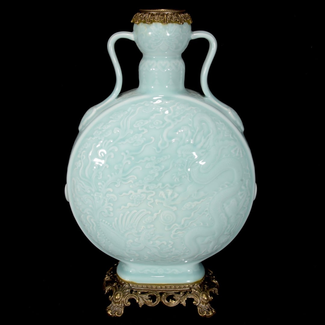 A single-color glazed relief copper moon-embracing vase from the Qianlong period of the Qing: A single-color glazed relief copper moon-embracing vase with dragon and phoenix motifs from the Qianlong period of the Qing Dynasty Size:43.5x29cm (The Dimensions Of All Batches Are Manually Measured.