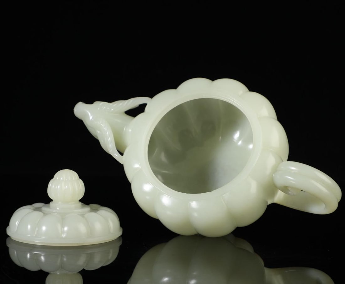 A fine Hetian jade lamb-head teapot (1 of 11)