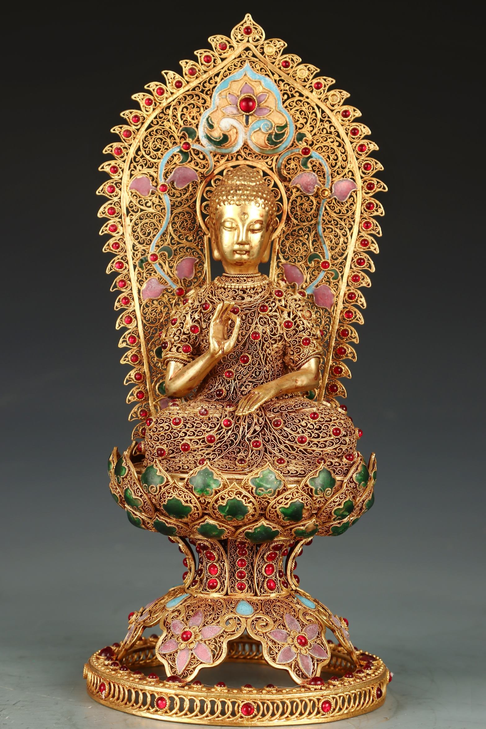 A Qing Dynasty filigree gilt Buddha statue inlaid with gemstones: Filigree gilt inlaid gemstone Buddha statues from the Qing Dynasty Size: H: 27 cm x T: 12 cm W: 0.702 kg (The Dimensions Of All Batches Are Manually Measured.If You Need More Detailed Information, Ple