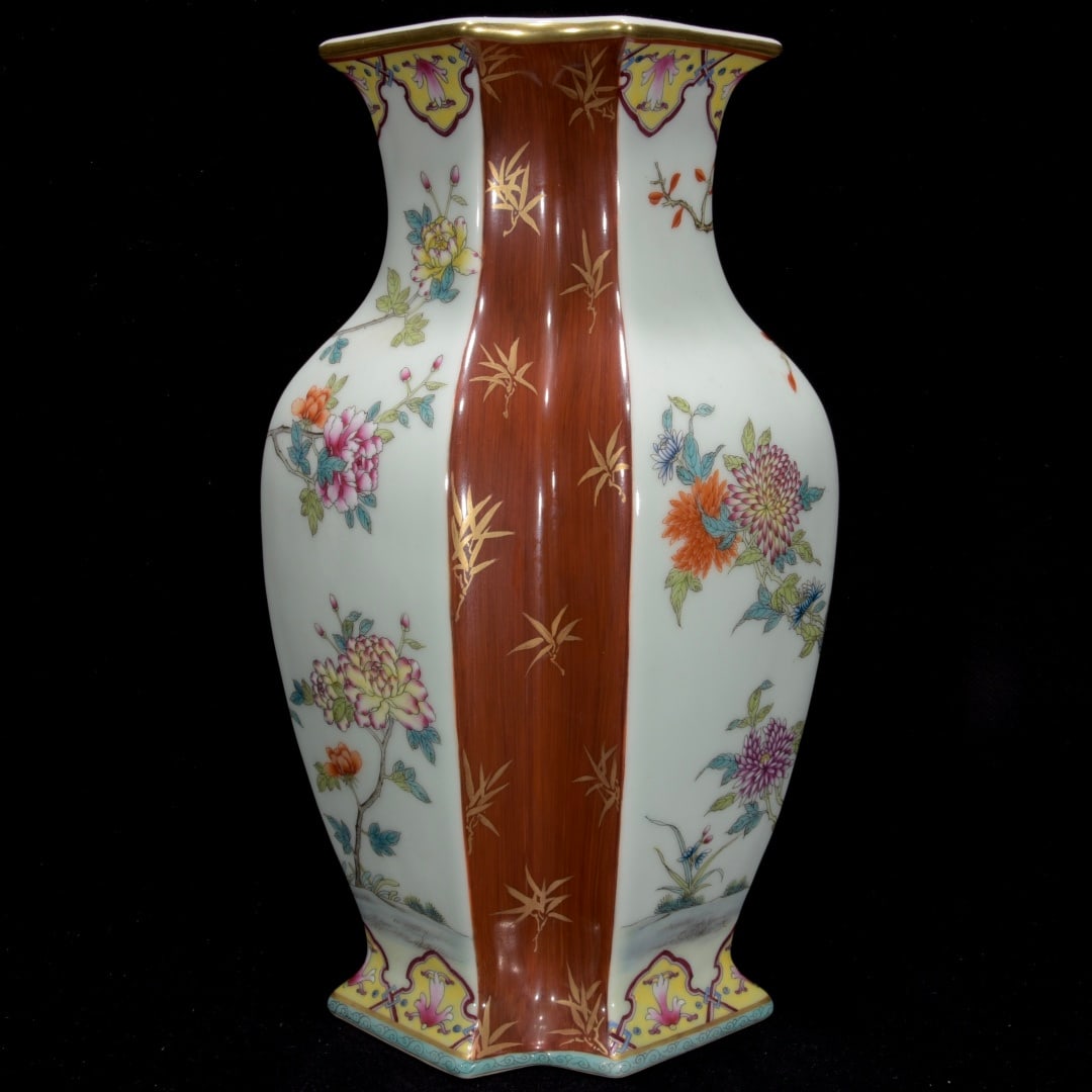 A wood-grain glazed window floral floral prismatic vase made during the Qianlong period of the Qing: A wood-grain glazed window floral floral ribbed vase made during the Qianlong period of the Qing Dynasty Size:30x18cm (The Dimensions Of All Batches Are Manually Measured.If You Need More Detailed Inf