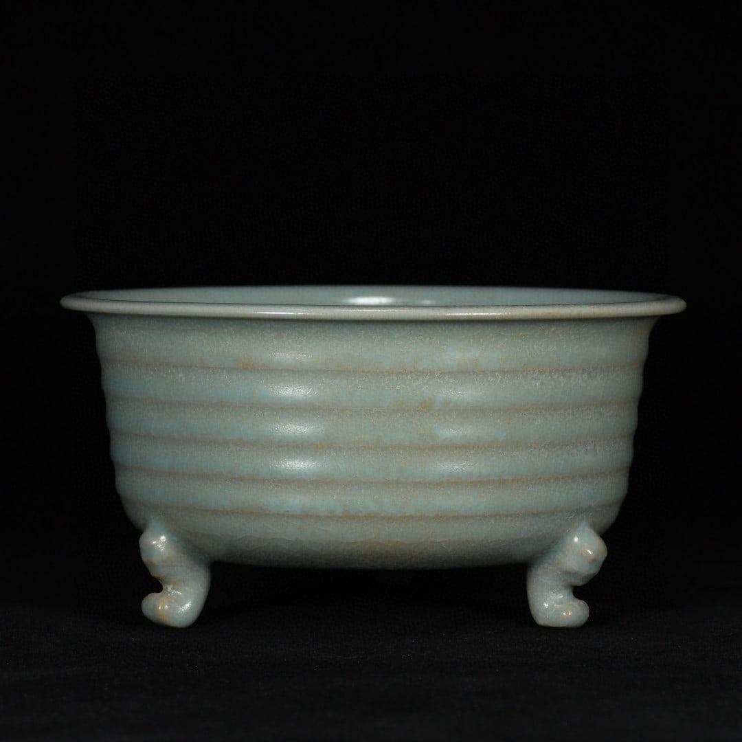 A Song Dynasty Ru kiln incense burner with dazzling patterns: Song Dynasty Ru kiln tri-legged incense burner with dazzling patterns Size:9x18cm (The Dimensions Of All Batches Are Manually Measured.If You Need More Detailed Information, Please Contact Our Custome