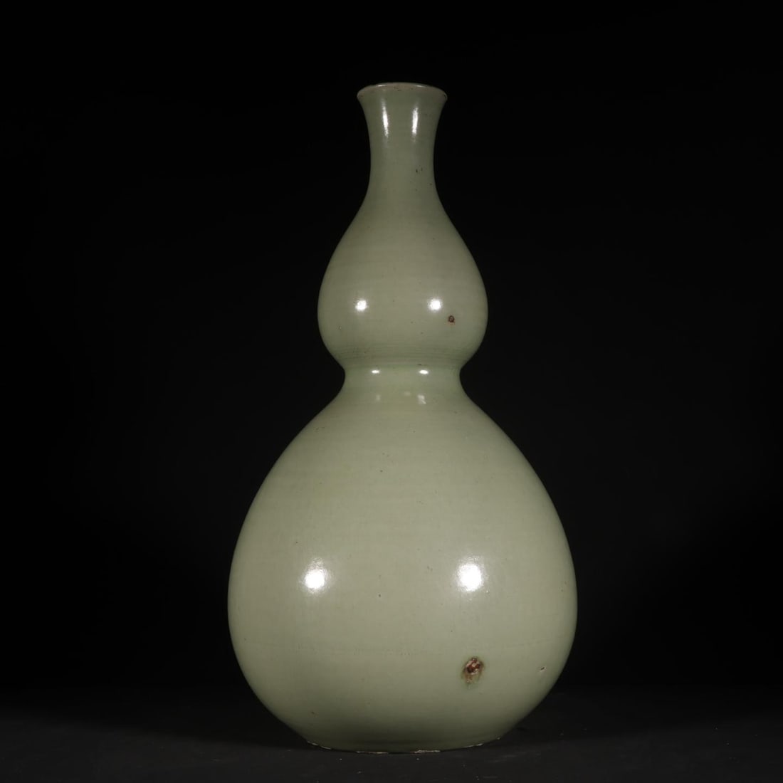 A secret celadon gourd bottle from the Tang Dynasty Yue kiln (1 of 8)