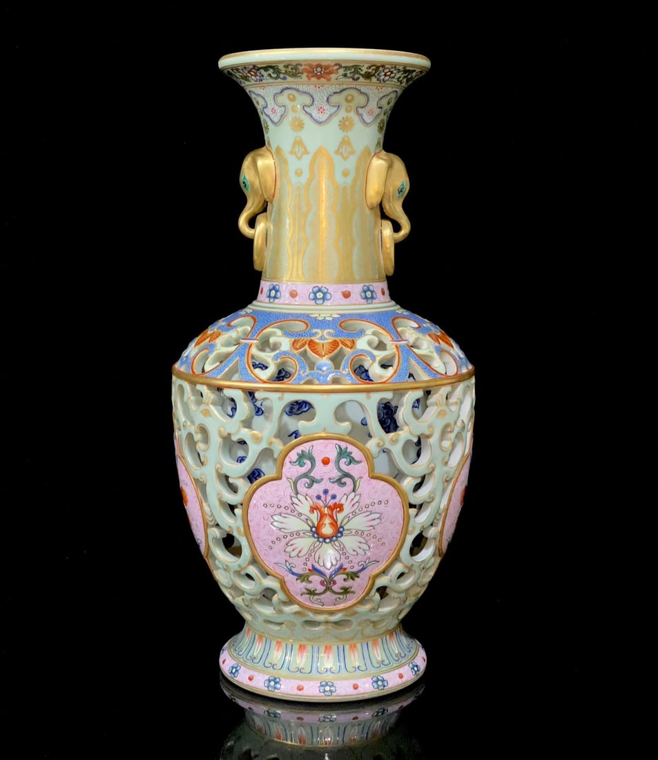 A Qing dynasty Qianlong period Zun made in the Qing dynasty, with four-sided palace powder pattern (1 of 9)