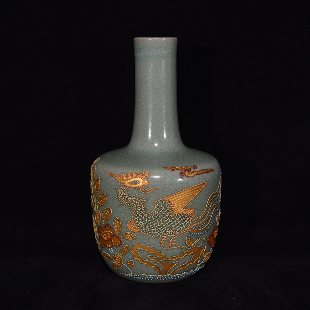 A Song Dynasty Ru kiln bottle with gilt phoenix pattern and a bell-shaking vase from the Song: A Song dynasty Ru kiln bottle with gilded phoenix pattern, shaking bells Size:20x12cm (The Dimensions Of All Batches Are Manually Measured.If You Need More Detailed Information, Please Contact Our Cus