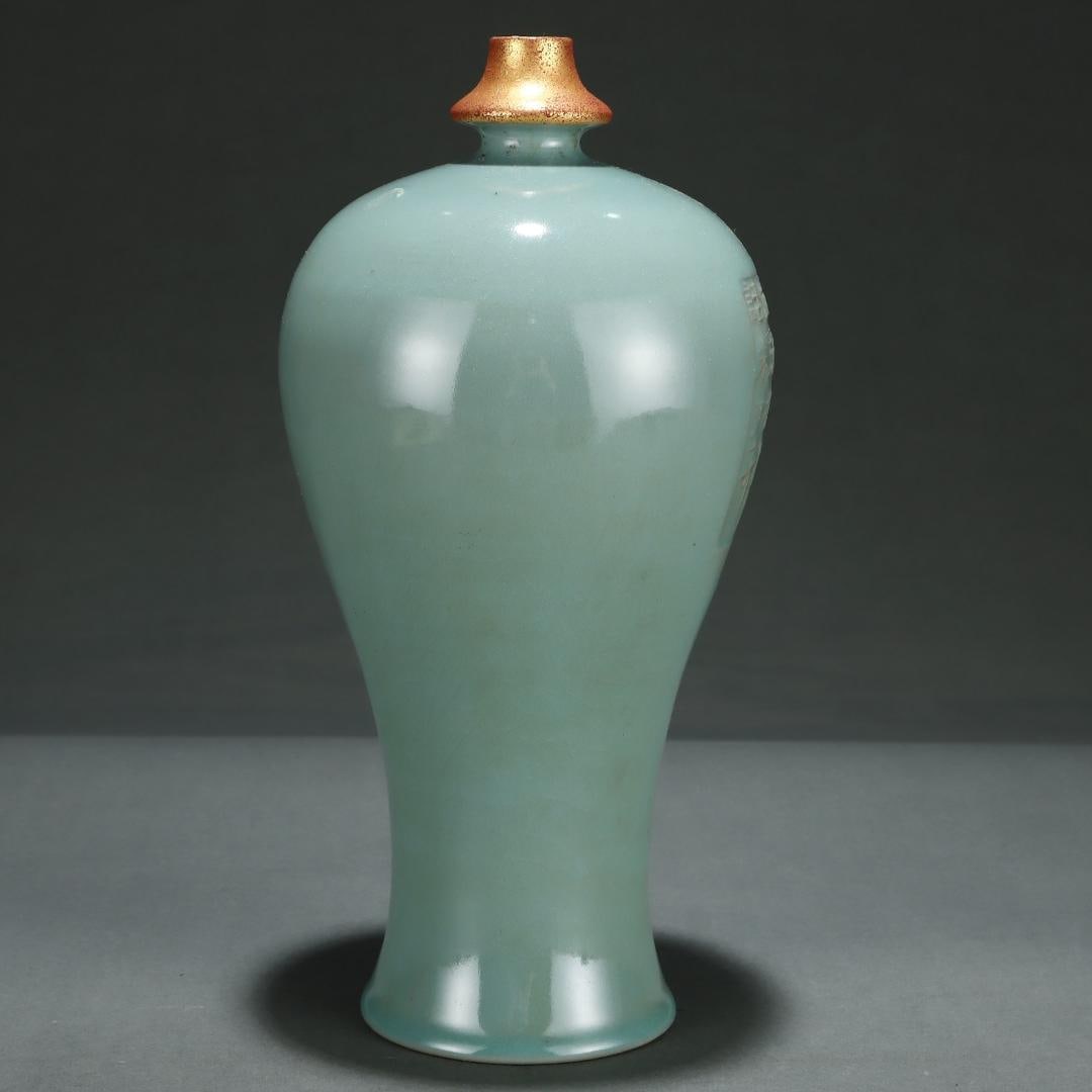 A Song Dynasty Ru kiln plum vase with gilded inscriptions: A gold-plated inscribed plum vase from the Song dynasty Ru kiln Size:29.3x14.8cm (The Dimensions Of All Batches Are Manually Measured.If You Need More Detailed Information, Please Contact Our Customer