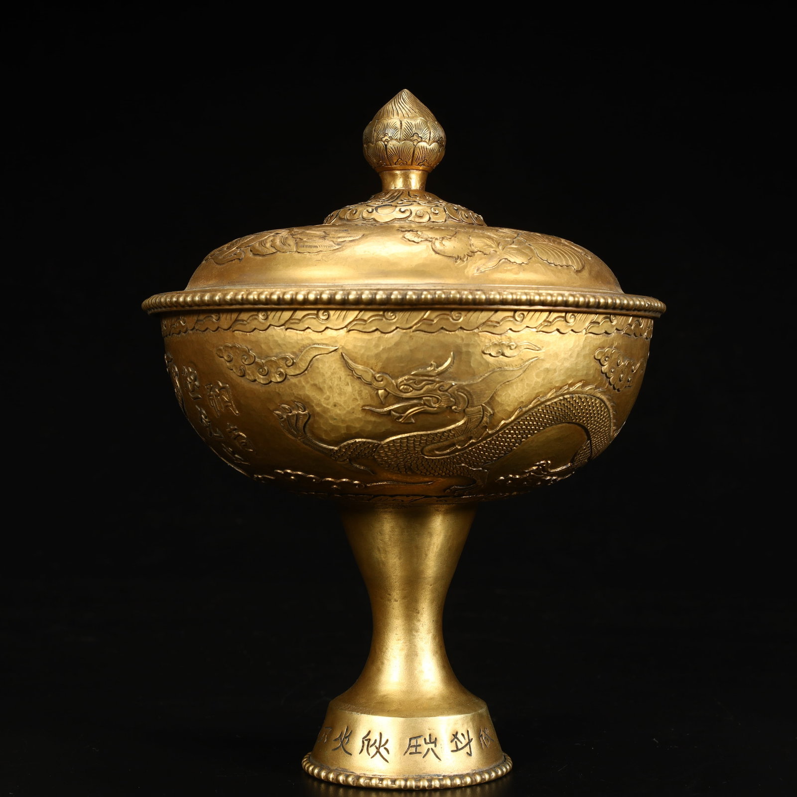 A Qing Dynasty bronze gilded dragon-patterned high-footed gaiwan: A Qing Dynasty bronze gilded and engraved dragon-patterned high-footed gaiwan SIZE: H:18cm L: 13.5cm W:13.5cm W:731g (The Dimensions Of All Batches Are Manually Measured.If You Need More Detailed Info