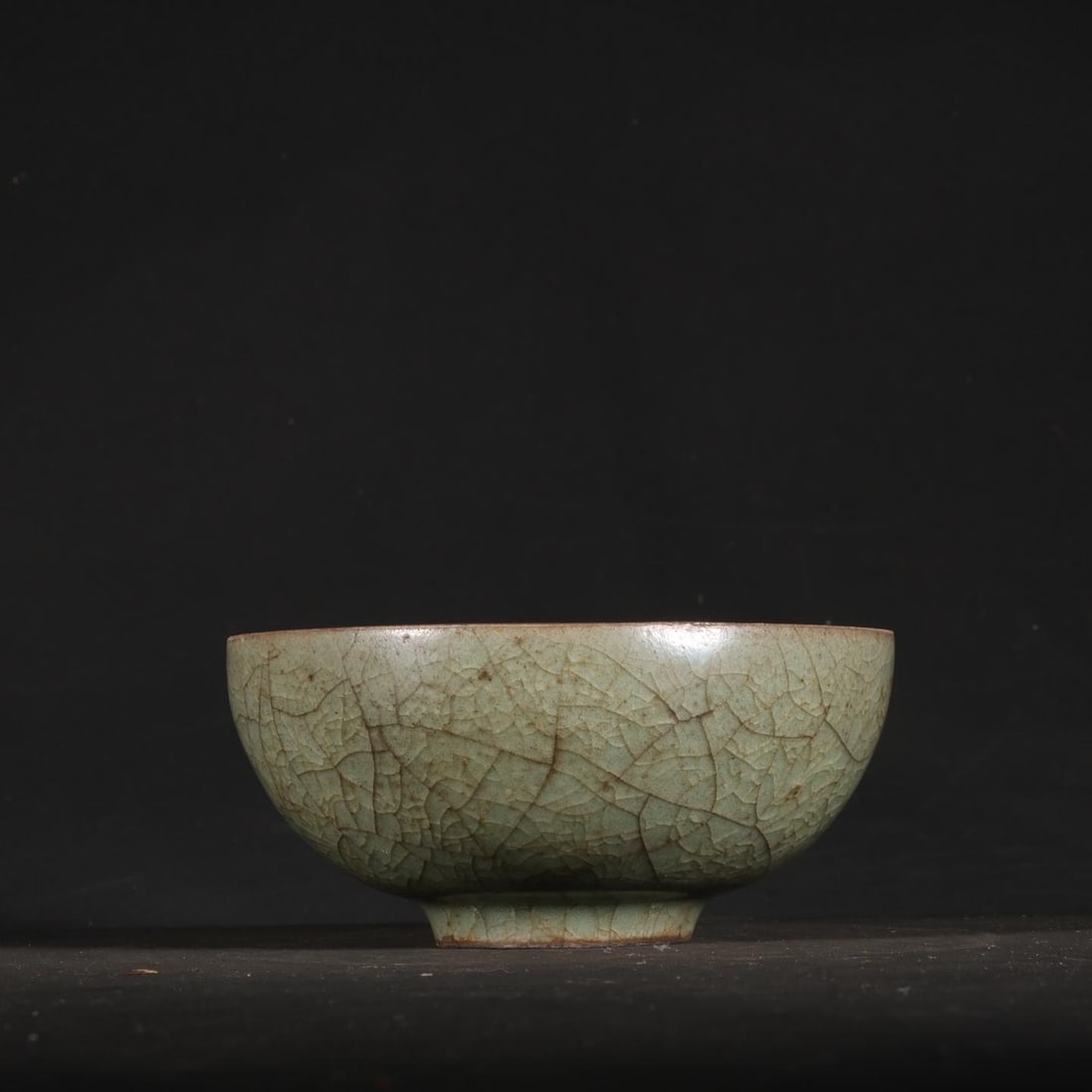 A Song Dynasty official kiln celadon tea cup with ice crack patterns and a pointed mouth teacup (1 of 8)