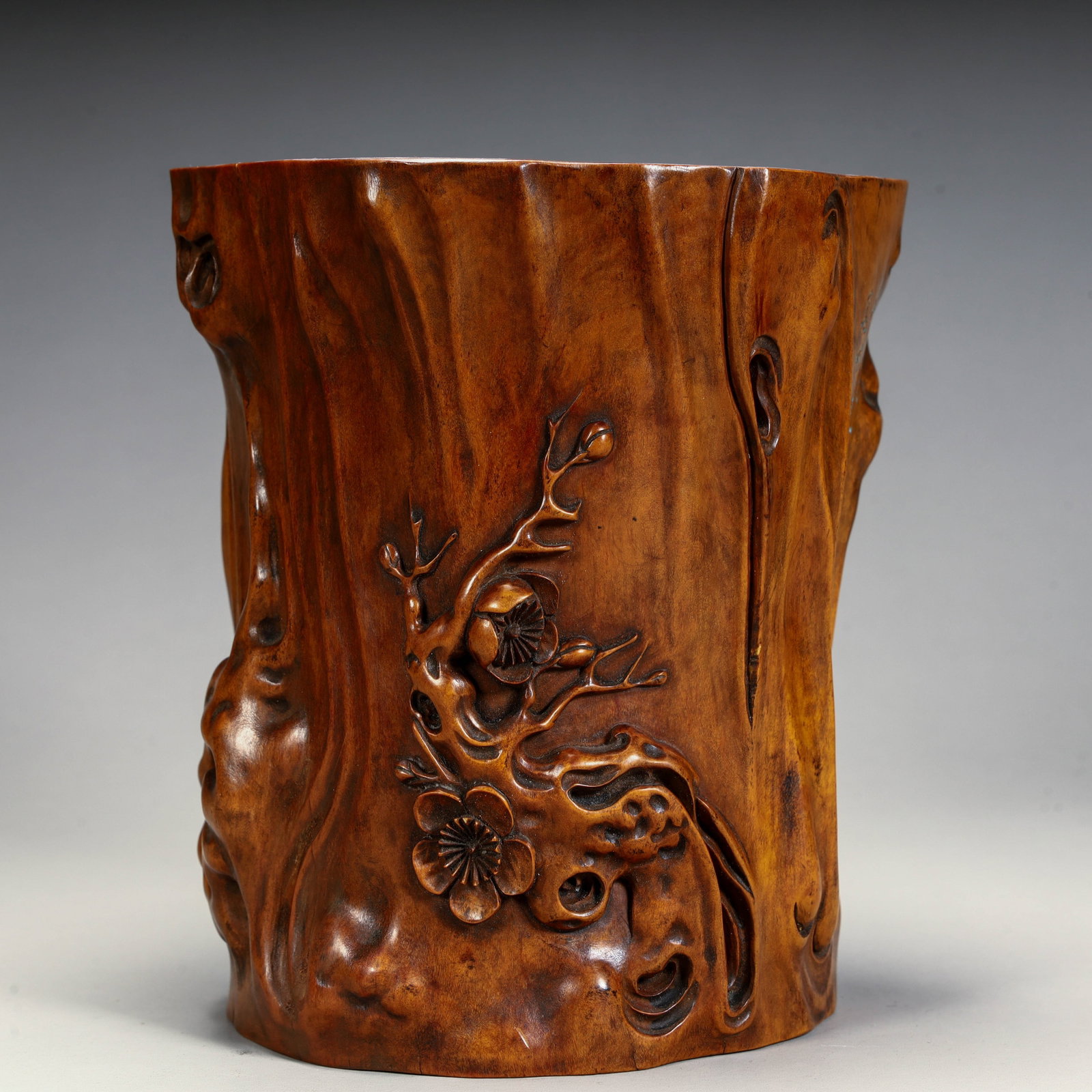 A boxwood brush holder carved with plum blossom patterns from the Qing Dynasty: A boxwood carved plum blossom brush pot from the Qing Dynasty Size: H:15cm L: 13cm W:12cm W:845g (The Dimensions Of All Batches Are Manually Measured.If You Need More Detailed Information, Please Cont