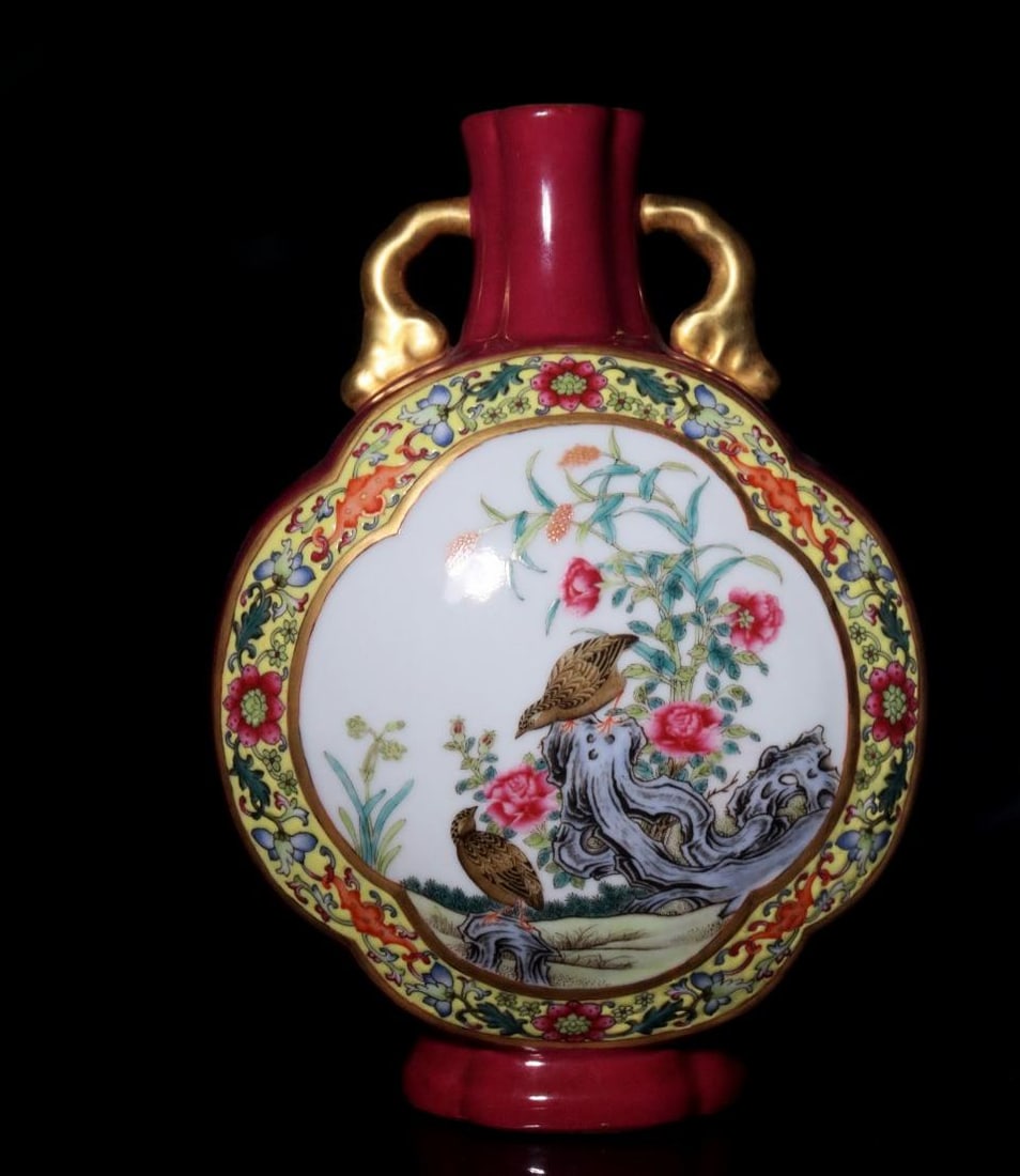 A rouge-red consecrated famille rose moon-holding vase made during the Qianlong period of the Qing: A rouge-red consecrated famille rose moon-holding vase made during the Qianlong period of the Qing Dynasty Size: H: 30 cm x Belly diameter: 19.5 cm xCalibre: 5 cm (The Dimensions Of All Batches Are Ma