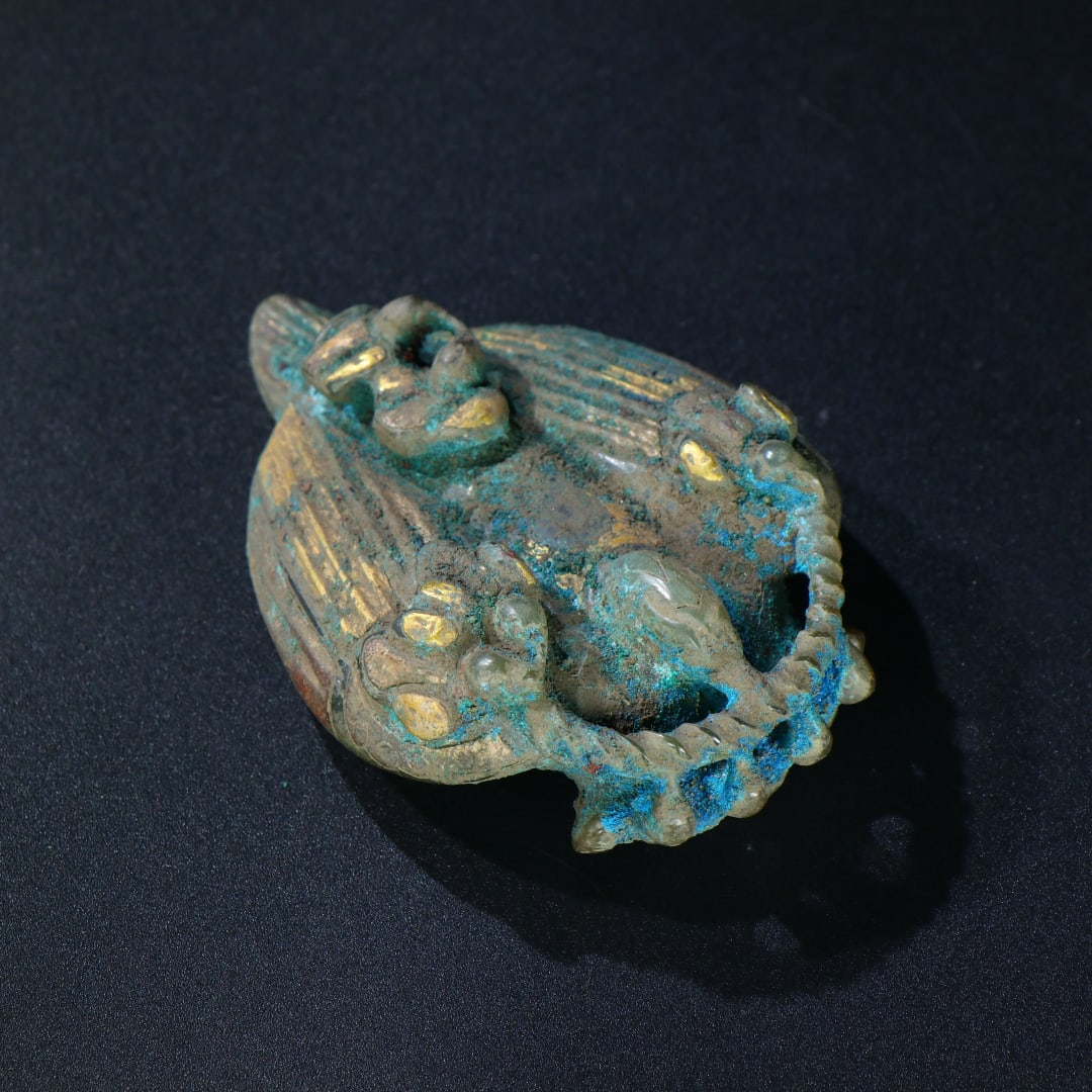 A fine Hetian jade inlaid gold and silver mother-of-the-world handpiece piece: Exquisite Hetian jade inlaid gold and silver mother-of-the-art Hand Handle Piece Size:8.6 cm x6.0 cm x2.6 cm W: 0.127 kg (The Dimensions Of All Batches Are Manually Measured.If You Need More Detailed 