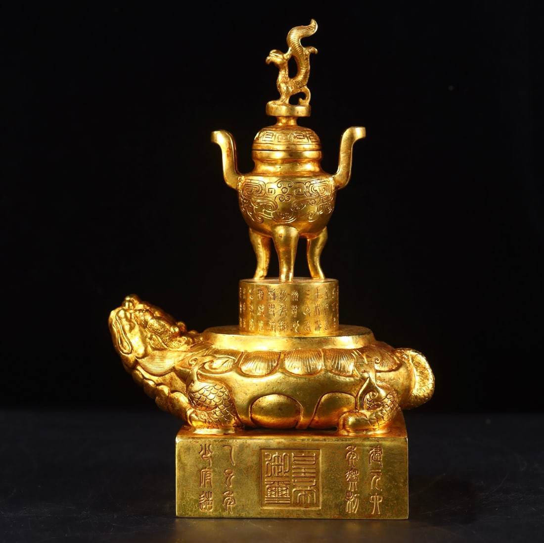 A finely crafted bronze gilt seal: Exquisite gilt copper seal Size:H:22cm L:14cm W:8.5cm W:4.283kg (The Dimensions Of All Batches Are Manually Measured.If You Need More Detailed Information, Please Contact Our Customer Service Before B