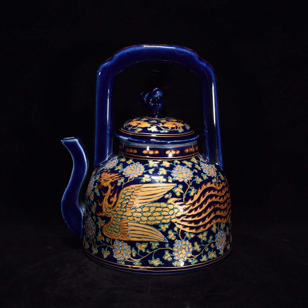 A finely crafted Jilan Yongle teapot with gold-painted phoenix patterns on the handle: Exquisite Jilan Yongle gold-painted phoenix-patterned handlebar teapot Size:22x19cm (The Dimensions Of All Batches Are Manually Measured.If You Need More Detailed Information, Please Contact Our Custo
