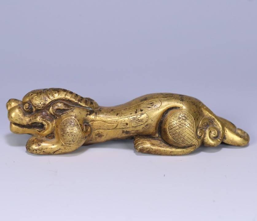 A finely crafted gilt bronze auspicious beast ornament: Exquisite gilt bronze auspicious beast ornaments Size:13x4x2.8 cm W: 0.186 kg (The Dimensions Of All Batches Are Manually Measured.If You Need More Detailed Information, Please Contact Our Customer