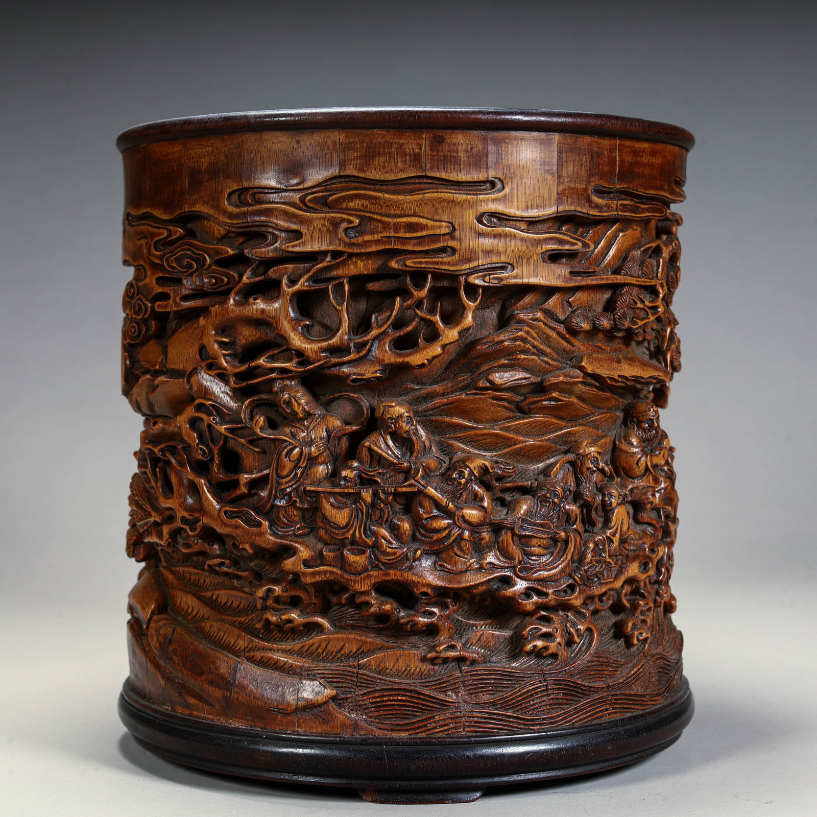 A Qing Dynasty bamboo brush pot with a birthday blessing pattern for immortals: A brush pot with a bamboo carving of a group of immortals celebrating longevity from the Qing Dynasty Size: H:16cm L: 15cm W:15cm W:703g (The Dimensions Of All Batches Are Manually Measured.If You Nee