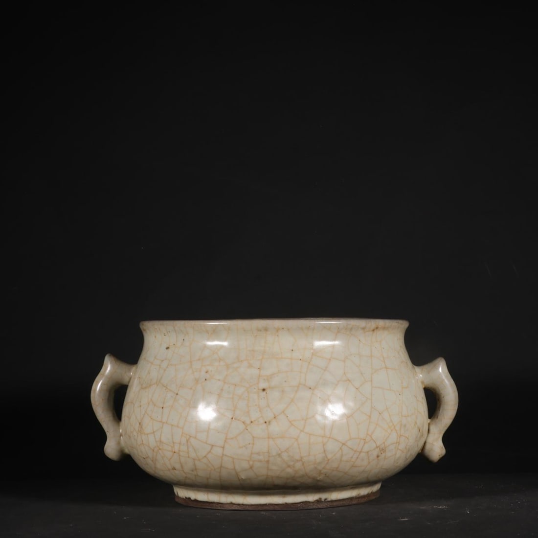 A Song Dynasty official kiln ash-blue glazed Yujin Garden fish-ear gui-style censer: Song Dynasty official kiln gray-blue glazed Yujinyuan fish-ear gui-style burner Size:H:10cm Calibre:15.3x Ear distance:21.5cm (The Dimensions Of All Batches Are Manually Measured.If You Need More Deta