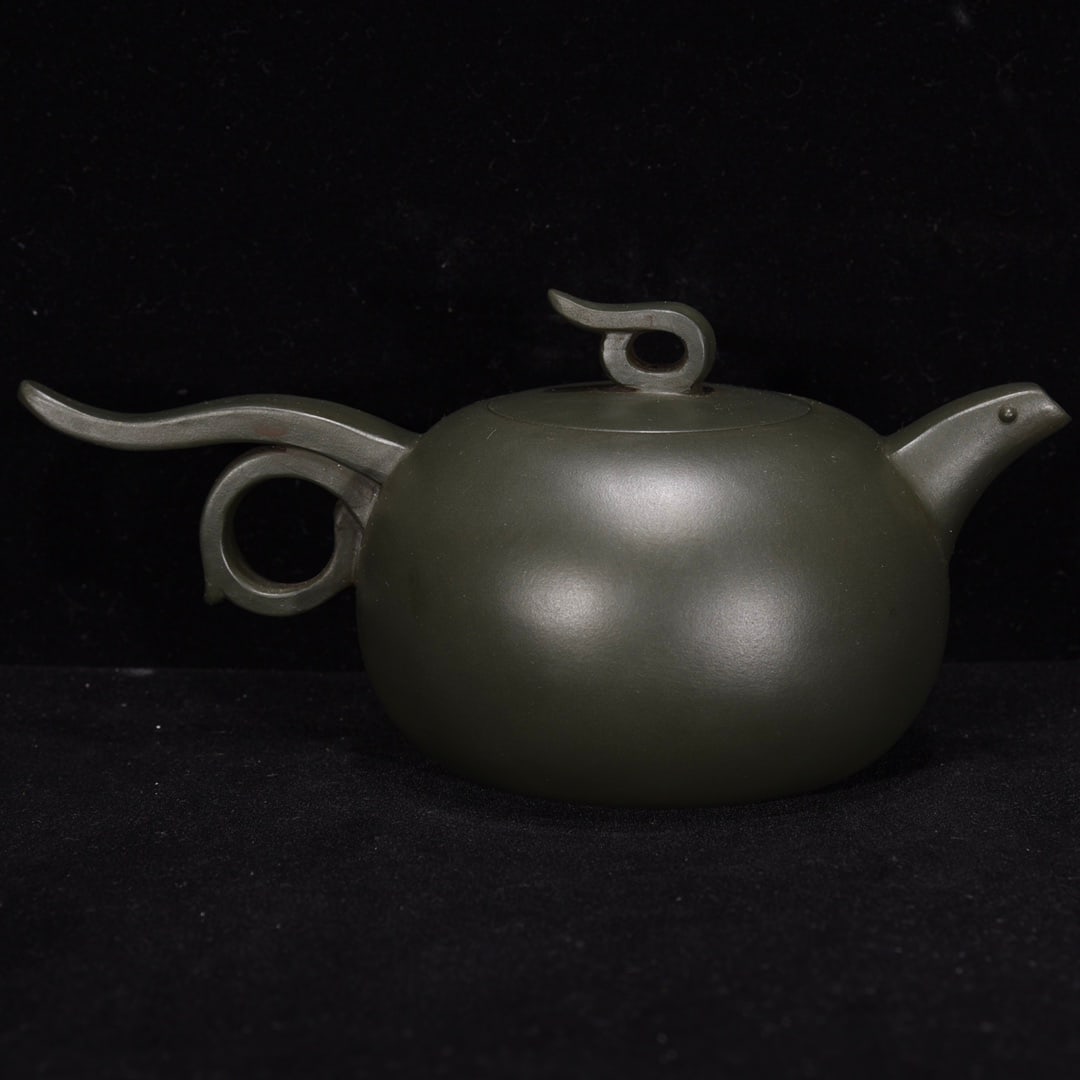A delicate green sand bird-patterned teapot: A finely crafted greensand bird-patterned teapot Size:8x18cm (The Dimensions Of All Batches Are Manually Measured.If You Need More Detailed Information, Please Contact Our Customer Service Before Bidd