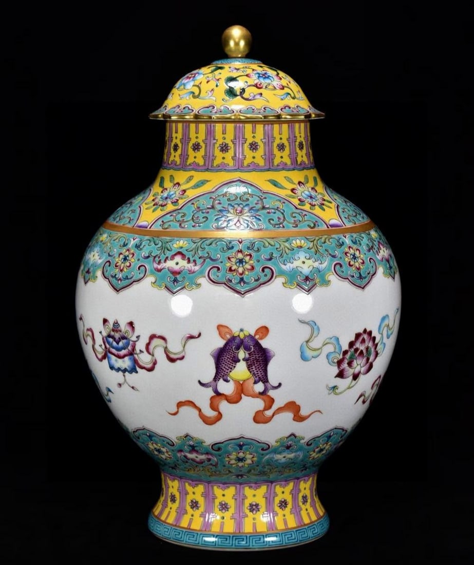 A Qing Dynasty Qianlong period official kiln enamel and gilt lid vase with hidden Eight Immortals (1 of 9)