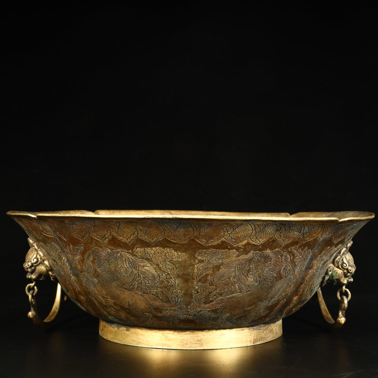 A Qing Dynasty copper pot with gilt engraved auspicious beast patterns and a flower-mouth basin: A Qing Dynasty copper pot with gilt and engraved auspicious beast patterns on the flower's mouth SIZE: H:11cm L: 33cm W:33cm W:2.4kg (The Dimensions Of All Batches Are Manually Measured.If You Need Mo