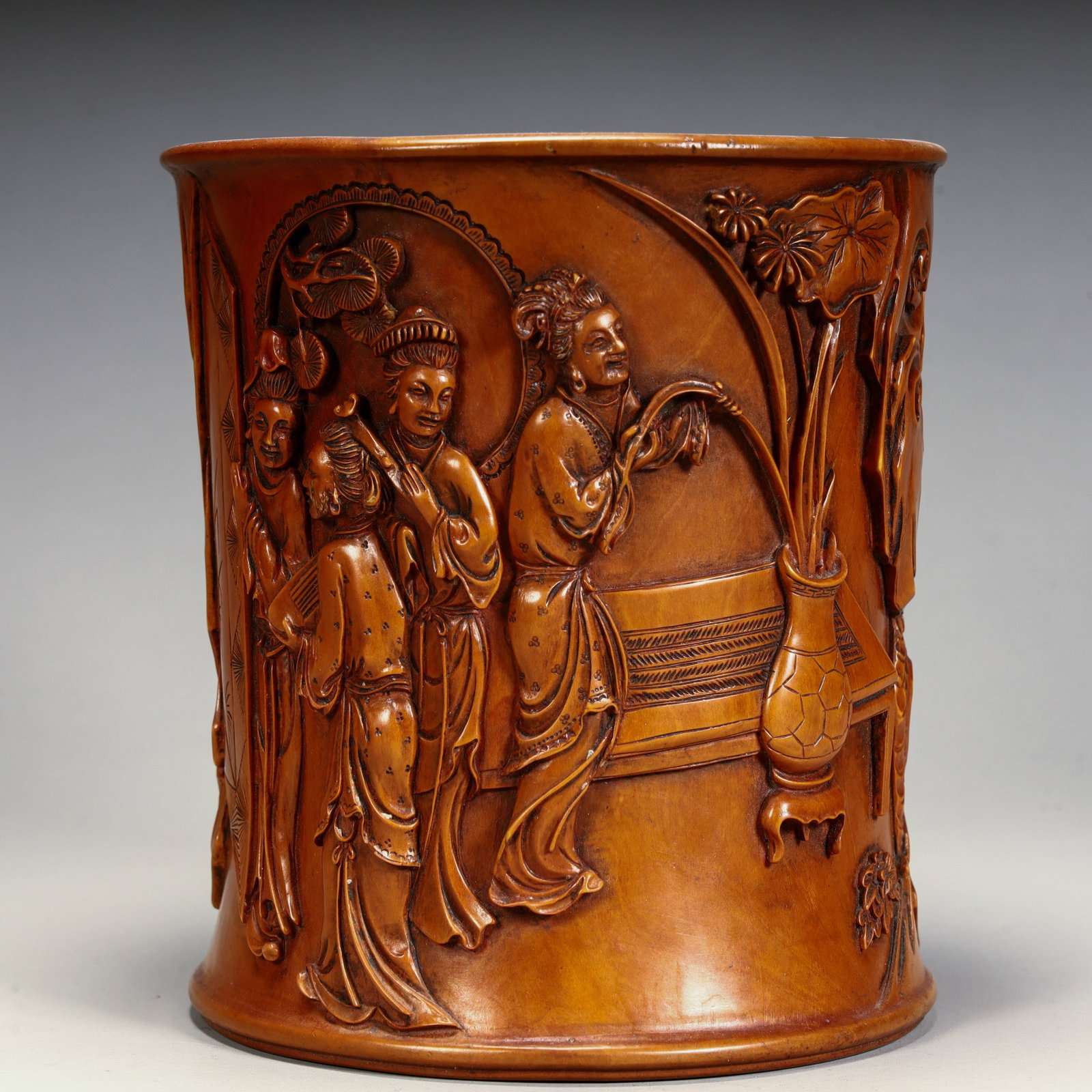 A Qing Dynasty boxwood brush pot carved with a lady's portrait: A boxwood carved brush pot with ladies from the Qing dynasty Size: H:14cm L: 13cm W:12.5cm W:515g (The Dimensions Of All Batches Are Manually Measured.If You Need More Detailed Information, Please Con