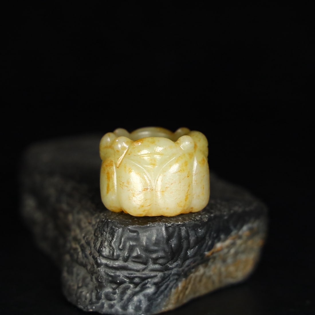 A beautiful Hetian jade thumb ring: Exquisite Hetian jade thumb ring Size:L:2.5cm W:2.5cm lnside diameter:22cm W:0.033kg (The Dimensions Of All Batches Are Manually Measured.If You Need More Detailed Information, Please Contact Our Cust