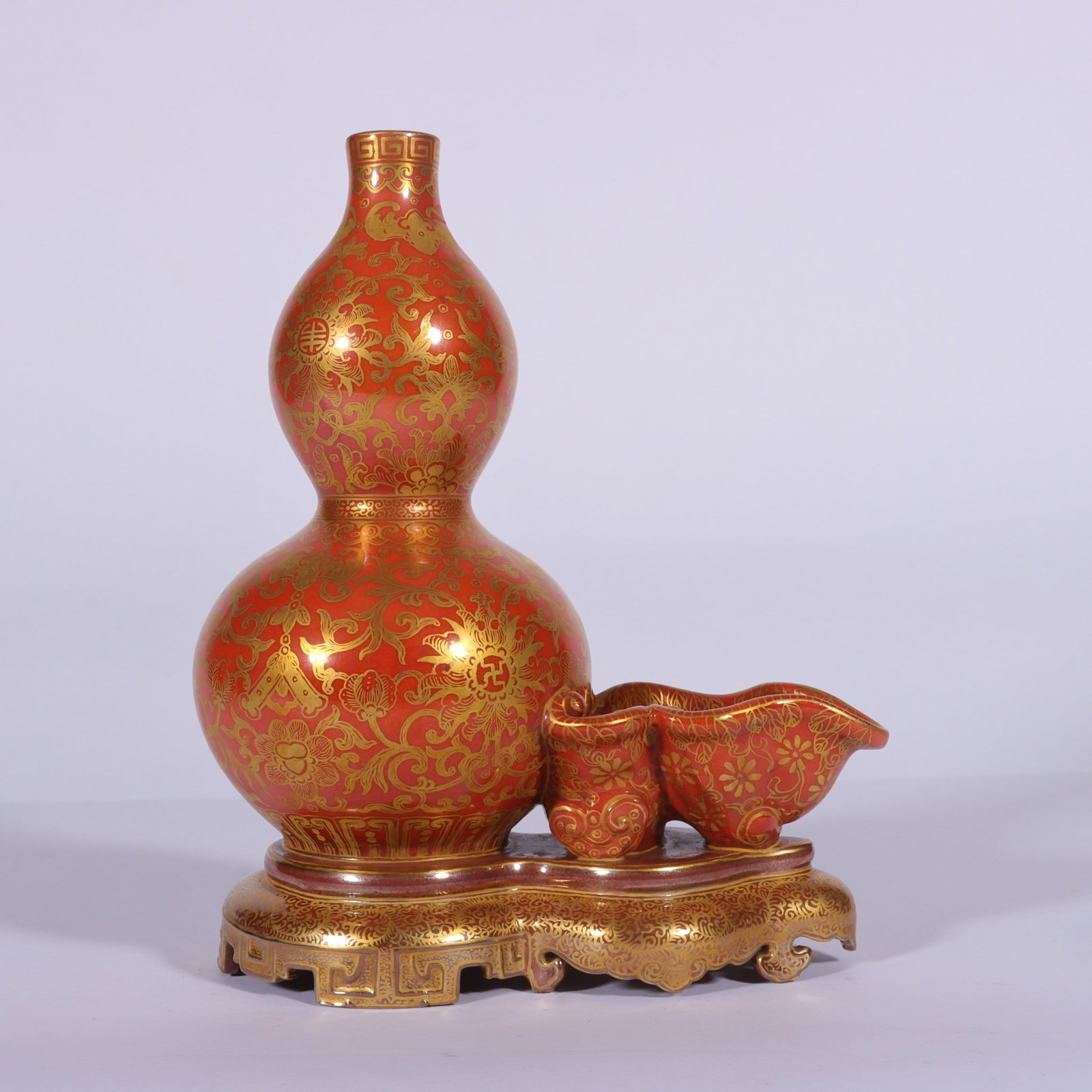 A famille rose red with gold-painted gourd brush made during the Qianlong period of the Qing Dynasty: A famille rose red gourd brush with gold brush made during the Qianlong period of the Qing Dynasty Size:H:20.6cm Calibre:2.4cm Bottom:15.6cm (The Dimensions Of All Batches Are Manually Measured.If You