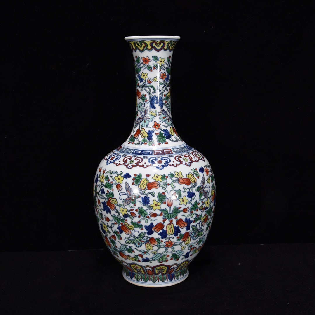 A Qing Dynasty Yongzheng period blue-and-white bottle with a doucai butterfly pattern: A blue-and-white doucai vase with butterfly patterns made during the Yongzheng period of the Qing Dynasty Size:36x19cm (The Dimensions Of All Batches Are Manually Measured.If You Need More Detailed In