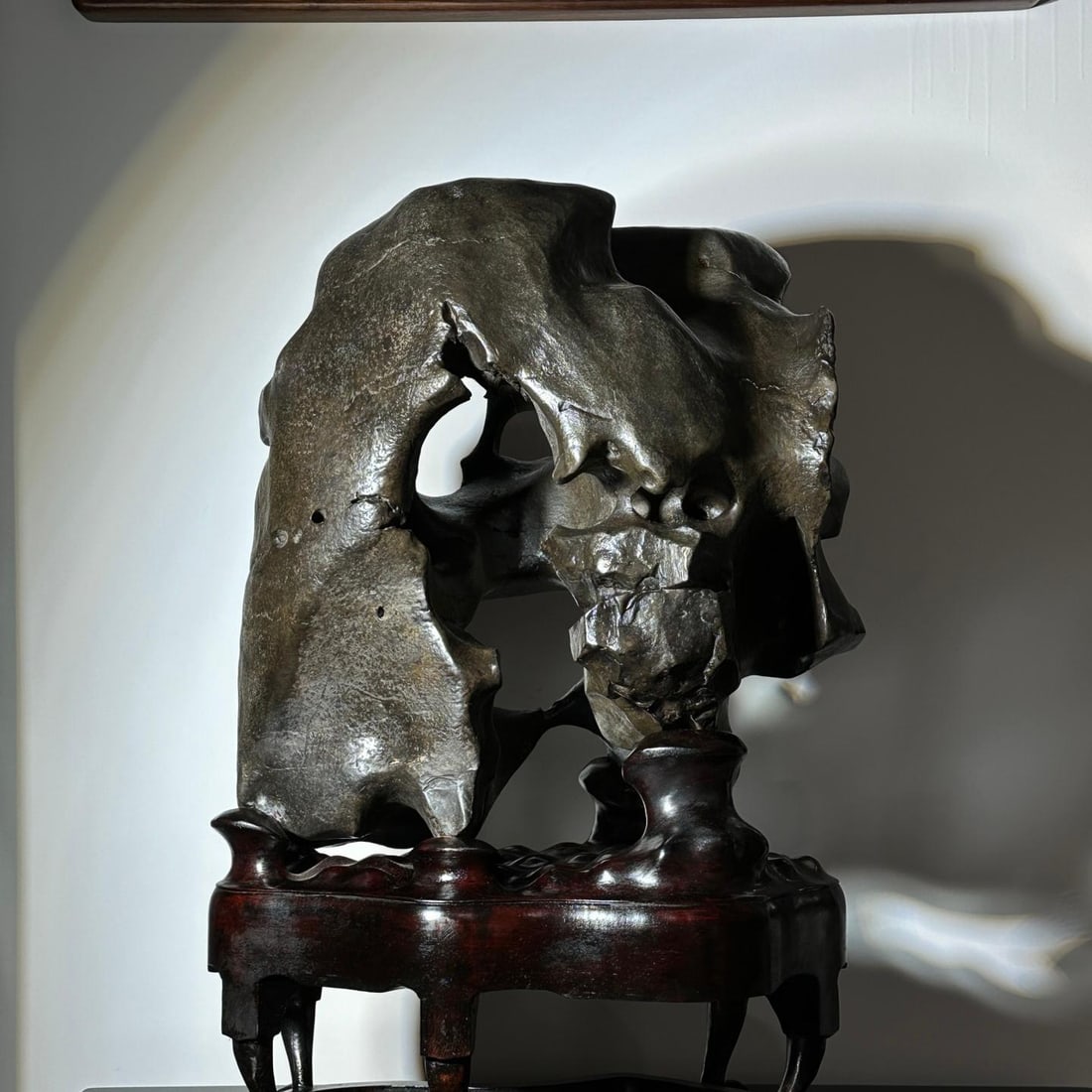 A beautiful piece of Taihu stone: Exquisite Taihu stones Size: H: 65 cm x T: 42 cm x T: 30 cm (The Dimensions Of All Batches Are Manually Measured.If You Need More Detailed Information, Please Contact Our Customer Service Before Biddi
