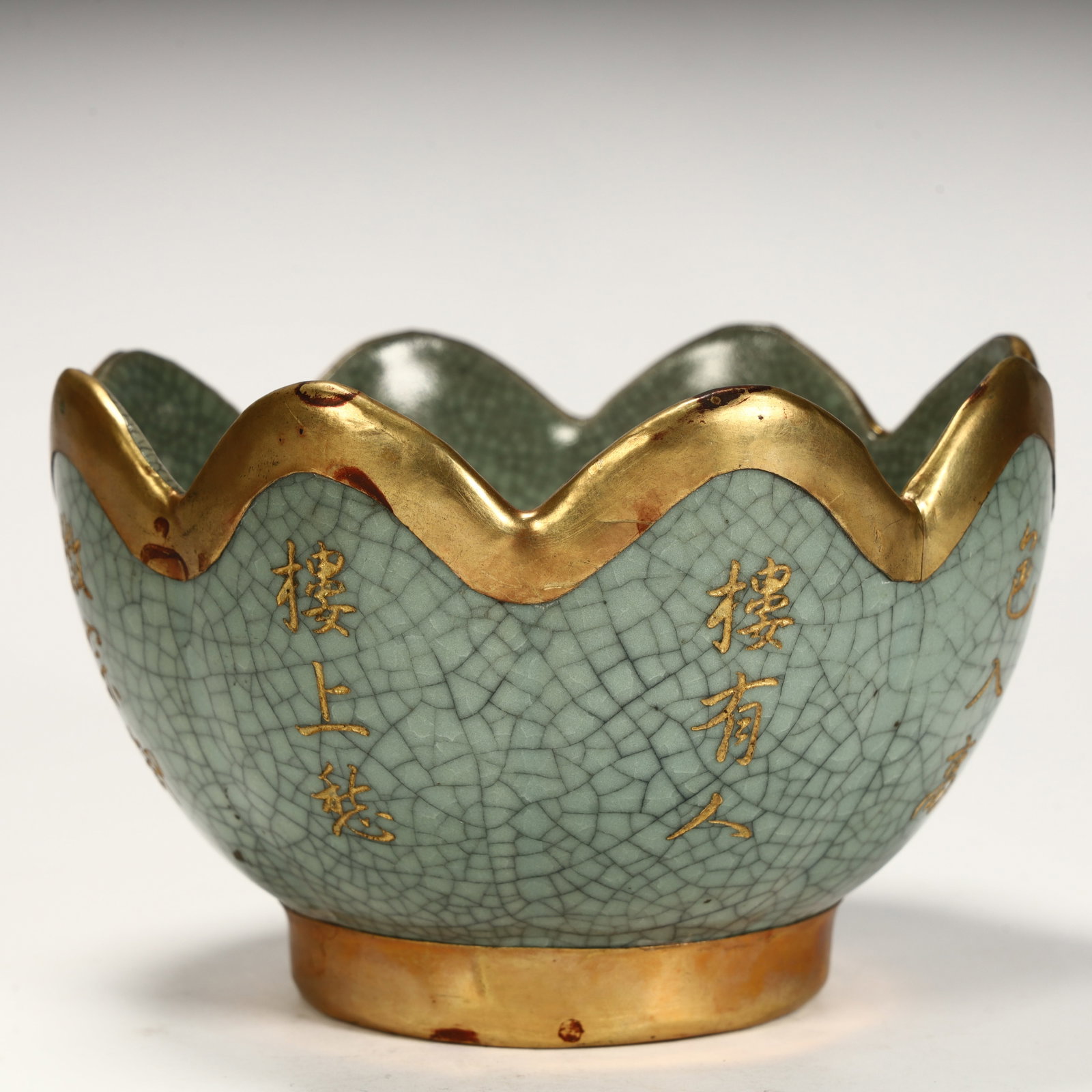 A fine Ge kiln open-leaf gilt inscription flower-rimmed bowl: Exquisite Ge kiln crackle-gilt inscription flower-rimmed bowl SIZE: H:9.5cm L: 14.5cm W:14.5cm W:432g (The Dimensions Of All Batches Are Manually Measured.If You Need More Detailed Information, Please