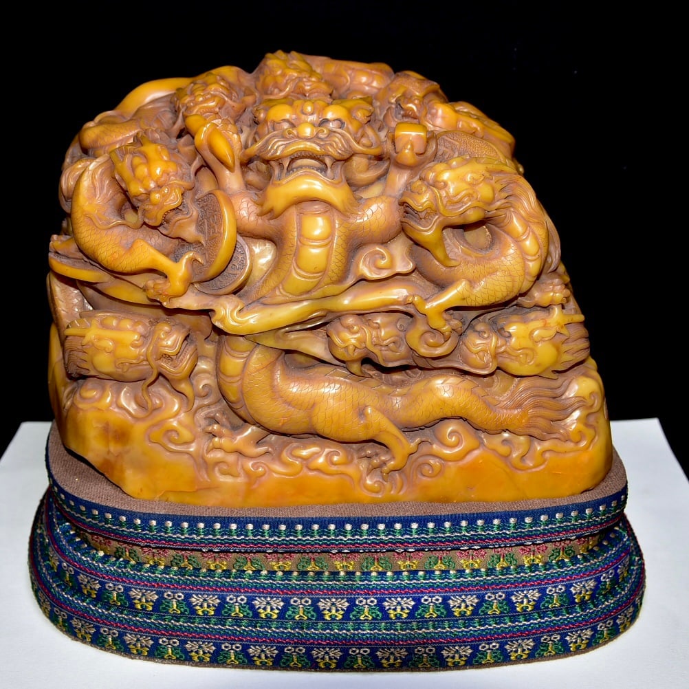 A beautiful Shoushan Shitian Huangshi Nine-Dragon Grand Ornament: Exquisite Shoushan Shitian Huangshi Nine-Dragon Large Ornament Size:22x15x22cm H:15cm W: 8.500 kg (The Dimensions Of All Batches Are Manually Measured.If You Need More Detailed Information, Please Con