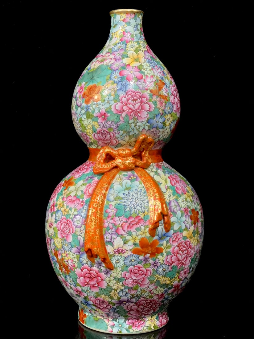 A qianlong period of the Qing Dynasty, alum red with gold accents, a myriad flowers with flowing: A qianlong period bottle made in the Qing dynasty, featuring alum-red and gilded floral ribbons with a flowing gourd Size: H: 46.5 cm xCalibre: 5.2 cm x Belly diameter: 25 cm xBottom: 14 cm (The Dimen