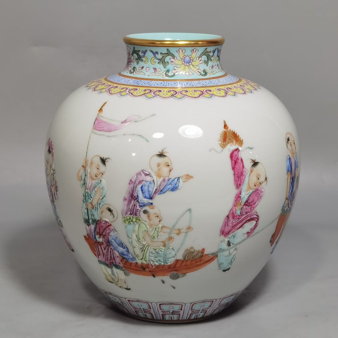 A famille rose pomegranate jar with infant play scenes made during the Qianlong period of the Qing: A famille rose pomegranate jar with infant play scenes made during the Qianlong period of the Qing Dynasty Size: H: 14.6 cm x Belly diameter: 13.5 cm (The Dimensions Of All Batches Are Manually Measur