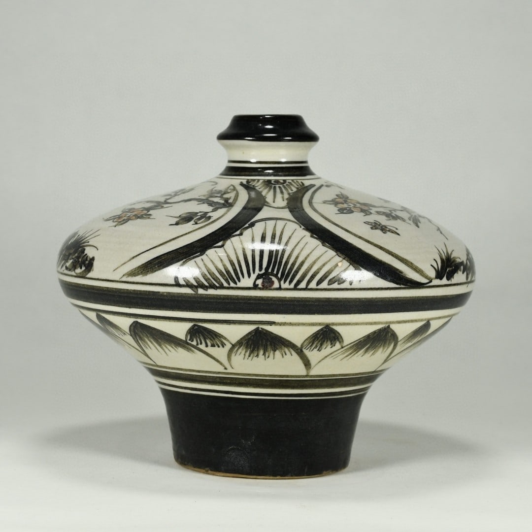 A Song Dynasty Cizhou kiln lotus plum vase adorned with a lotus flower at the edge of the eyebrows: The Song Dynasty Cizhou kiln's Xi Shang Meishuo lotus plum vase Size:17x20cm (The Dimensions Of All Batches Are Manually Measured.If You Need More Detailed Information, Please Contact Our Customer Ser